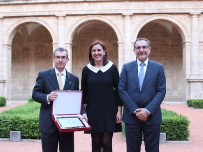 Santiago Posteguillo, premio al &#039;escritor del a&ntilde;o&#039; 2015, junto a la consejera de Cultura y el rector de la Jaume I. 