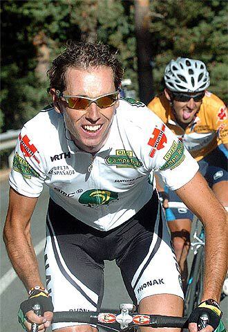 Santi Pérez, ante Roberto Heras, en la pasada Vuelta a España.