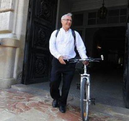 Joan Ribó con su bicicleta entrando al Ayuntamiento de Valencia.