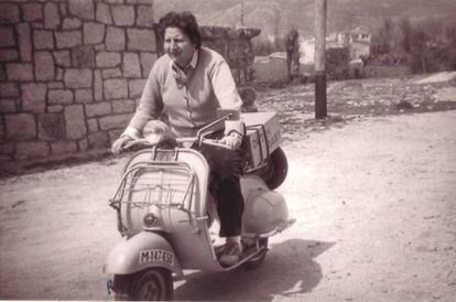 Gloria Fuertes, en su motocicleta.