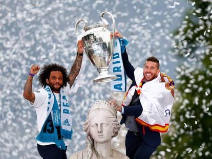 Sergio Ramos y Marcelo ofrecen la copa de Campeón de Champios 2018 a la Diosa Cibeles