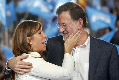 La presidenta del PP catalán, Alicia Sánchez-Camacho, con Mariano Rajoy ayer en Cerdanyola (Barcelona).