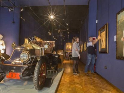 El Renault Frères AX de 1908 idéntico a uno de los que tuvo Ramon Casas y, a la derecha, 'La modelo', pintado en París en 1900. 