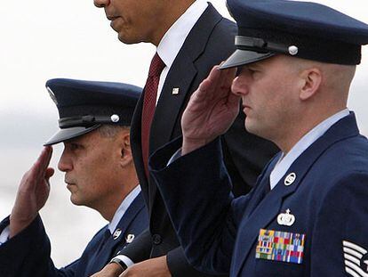 Barack Obama, entre personal del <i>Air Force One</i> (el avión presidencial) a su llegada a Indiana.