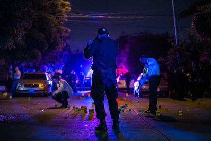 Un policía vigila la escena de un crimen en Sinaloa.
