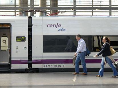 Viajeros caminan antes de subir a un AVE de Renfe. 