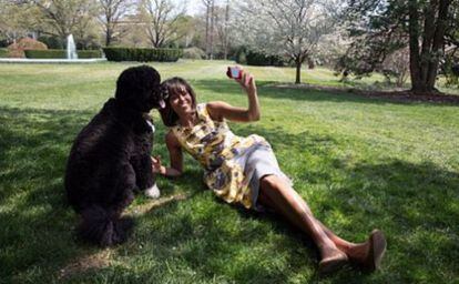 Michelle Obama subió el lunes esta imagen de sus vacaciones acompañada de su perro Bo al Flickr de la Casa Blanca.
