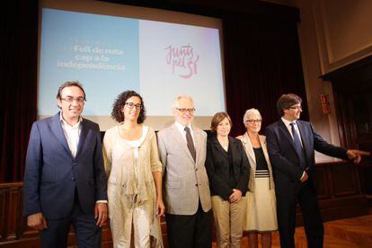 Josep Rull, Marta Rovira, Carles Viver Pi-Sunyer, Carme Forcadell, Muriel Casals, y Carles Puigdemont.