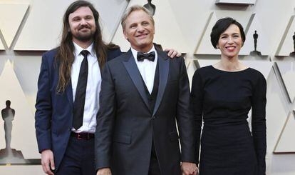 Viggo Mortensen amb la seva parella, l'actriu espanyola Ariadna Gil, i el seu fill Henry, a la seva arribada aquest diumenge a la cerimònia dels Oscar.