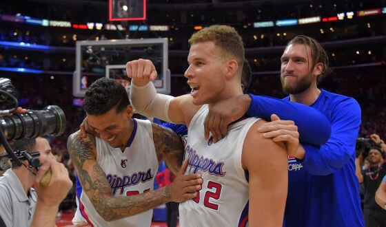 Barnes, Griffin y Hawes celebran el triunfo de los Clippers.
