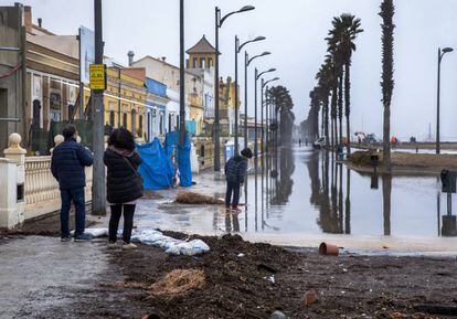 El paseo de la playa de la Patacona de Alboraia (Valencia) permanecía inundado el pasado miércoles.