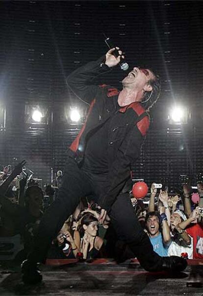 Bono, líder de U2, durante su actuación de anoche en Barcelona.
