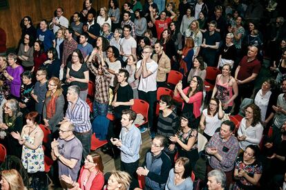 Público asistente a una misa laica. Según una encuesta, un 87% de las personas que han entrado en Sunday Assembly decían sentirse más felices que antes.