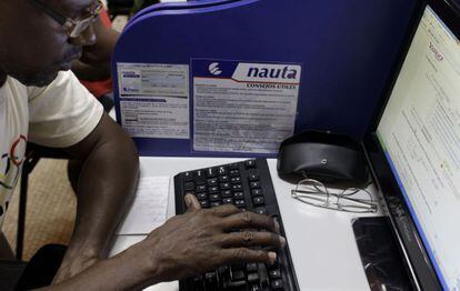 Un hombre accede a Internet desde una de las oficinas habilitadas.