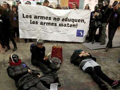 Protesta davant del Sal&oacute; de l&#039;Ensenyament.