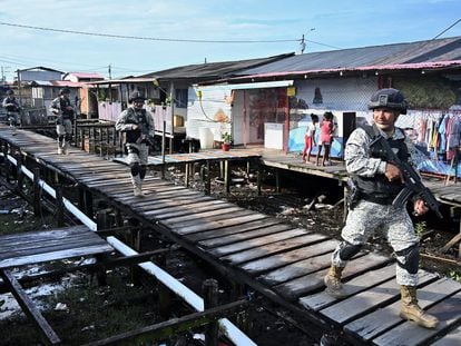 Elementos de la Marina colombiana patrullan las calles de Tumaco, uno de los municipios más peligrosos del país.