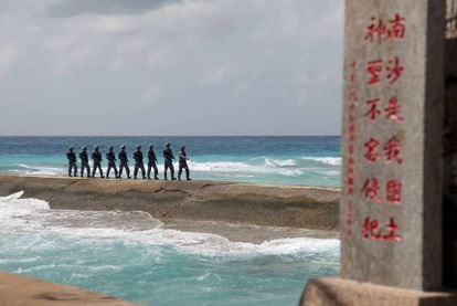 Soldados chinos, este febrero, en las islas Spratly.