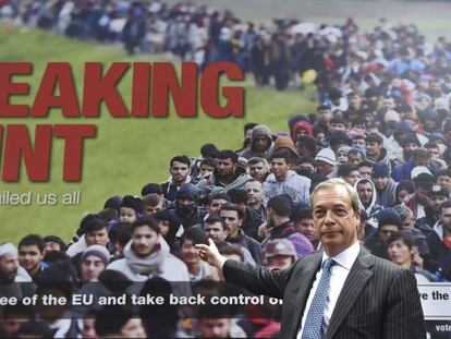 Farage este jueves con el polémico cartel que recuerda a propaganda nazi.