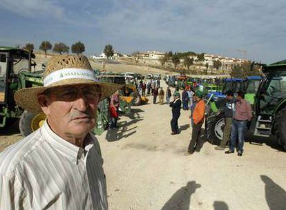 Agricultores de Torredelcampo, durante la protesta de ayer.