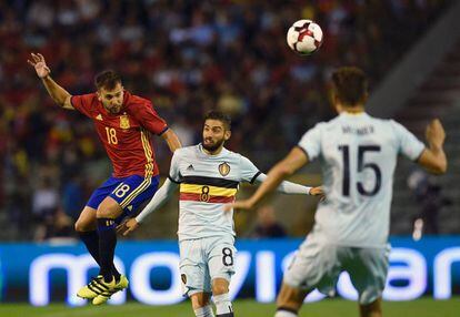 Jordi Alba (i) compite con el belga Yannick Carrasco (C) durante el partido de fútbol amistoso entre Bélgica y España en el estadio Rey Balduino de Bruselas.