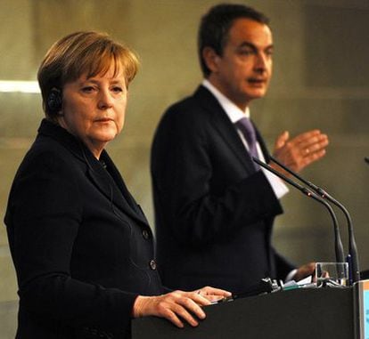 Angela Merkel y José Luis Rodríguez Zapatero en la rueda de prensa posterior a la cumbre bilateral germano española del pasado jueves en Madrid