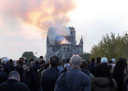 Una multitud observa el incendio en la catedral. 