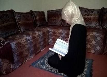 Sara López López-Cepero, autora del texto, lee el Corán en su casa.