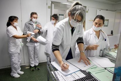 Trabajadores del Hospital Clínic trabajan tras el ciberataque que hizo caer el sistema informático.