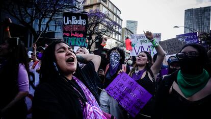 Miles de mujeres marcharon en Ciudad de México para conmemorar el Día Internacional de la Mujer y exigir el cese a la violencia de género, el 8 de marzo de 2022.