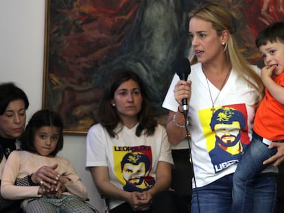 Lilian Tintori, sus hijos y la madre de Leopoldo L&oacute;pez, ayer en Madrid. 