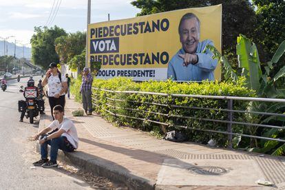 Un cartel de campaña muestra a Rodolfo Hernández, candidato presidencial independiente, en Piedecuesta, Colombia.