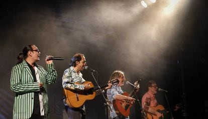 Los Manolos, en febrero, en Terrassa (Arriba). Página de EL PAÍS del 28 de julio de 1992.