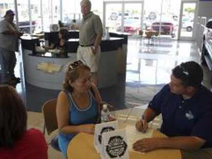 Una cliente formalizando una compra en un concesionario de Chevrolet. 