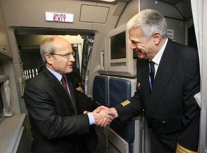 José Montilla saluda al piloto del vuelo inaugural del aeropuerto de Alguaire.