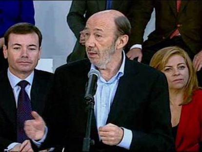 Rubalcaba: “Rajoy nos lo oculta y Esperanza lo desvela”