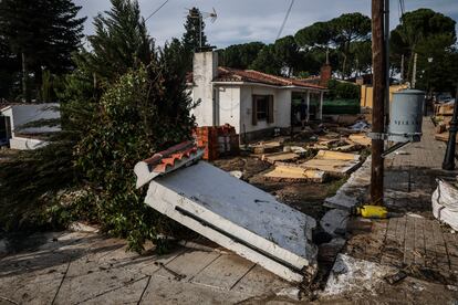 Muros destrozados por el caudal del agua en Villamanta, Madrid.
