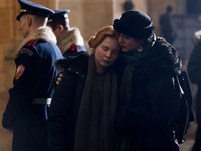 Dos mujeres se abrazan en el funeral por las víctimas del tiroteo, celebrado este sábado en la catedral de Praga.