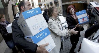 Entrega en la Consejería de Sanidad de las firmas contra el desmantelamiento de La Princesa.