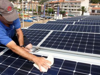 Instalaci&oacute;n de placas solares en el Club Nautico de L&#039;Estartit (Girona).