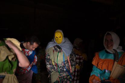 Los participantes del carnaval de Villanueva de Valrojo, Zamora, se preparan en el pajar donde guardan los trajes y las máscaras.