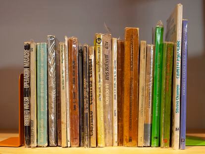 Mesa con libros en la librería Lata Peinada, en Madrid.