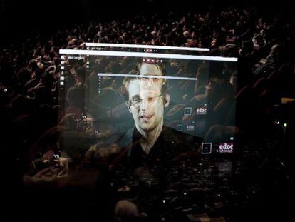  Un momento de la intervenci&oacute;n de Edward Snowden por videoconferencia. / EDU LE&Oacute;N
