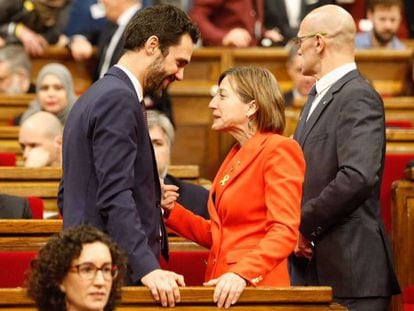 Carme Forcadell saluda a Roger Torrent este miércoles en el Parlament.