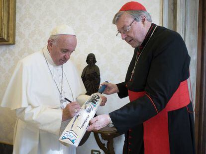 El papa Francisco, con el cardenal George Pell.
