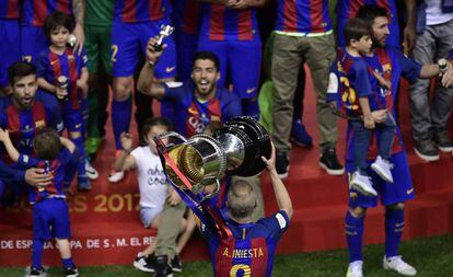 Iniesta levanta la Copa del Rey.