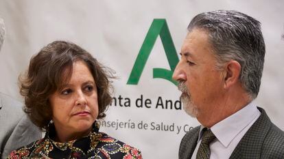 La consejera de Salud y Consumo de la Junta de Andalucía, Catalina García, y el presidente del Sindicato Médico Andaluz, Rafael Carrasco, tras llegar al acuerdo sobre Atención Primaria.