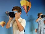 Unos alumnos de Primaria prueban unos visores de realidad virtual.