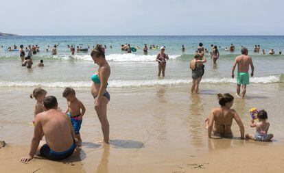 Turistas en una playa de Benidorm este verano.