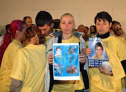 La madre de Yeremi (en el centro) y su tía muestran imágenes del niño en una concentración el pasado mes de marzo.