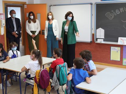 La presidenta de la Comunidad de Madrid, Isabel Díaz Ayuso, en el inicio del curso escolar en el colegio Francisco de Orellana, en Arroyomolinos.